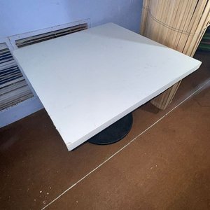 Mesa Cuadrada Cassoni Tapa Madera Blanca Base Hierro - imagen 1