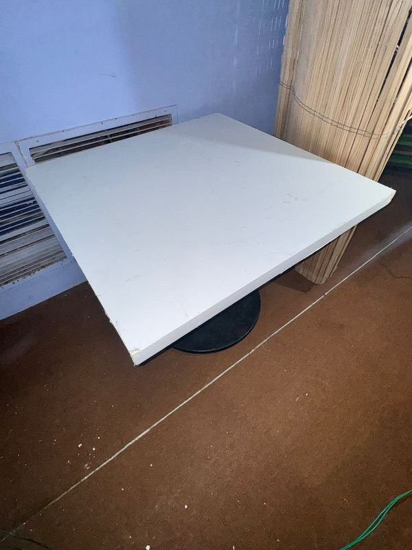Mesa Cuadrada Cassoni Tapa Madera Blanca Base Hierro