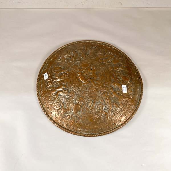 Colgante Circular de Cobre Repujado con Caballeros a Caballo - 37 cm - imagen 1