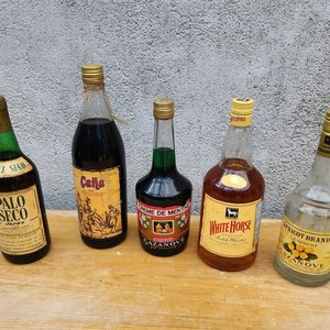 Lote siguiente: Lote de Botellas de Bebidas: Brandy, Caña Oyama y Más