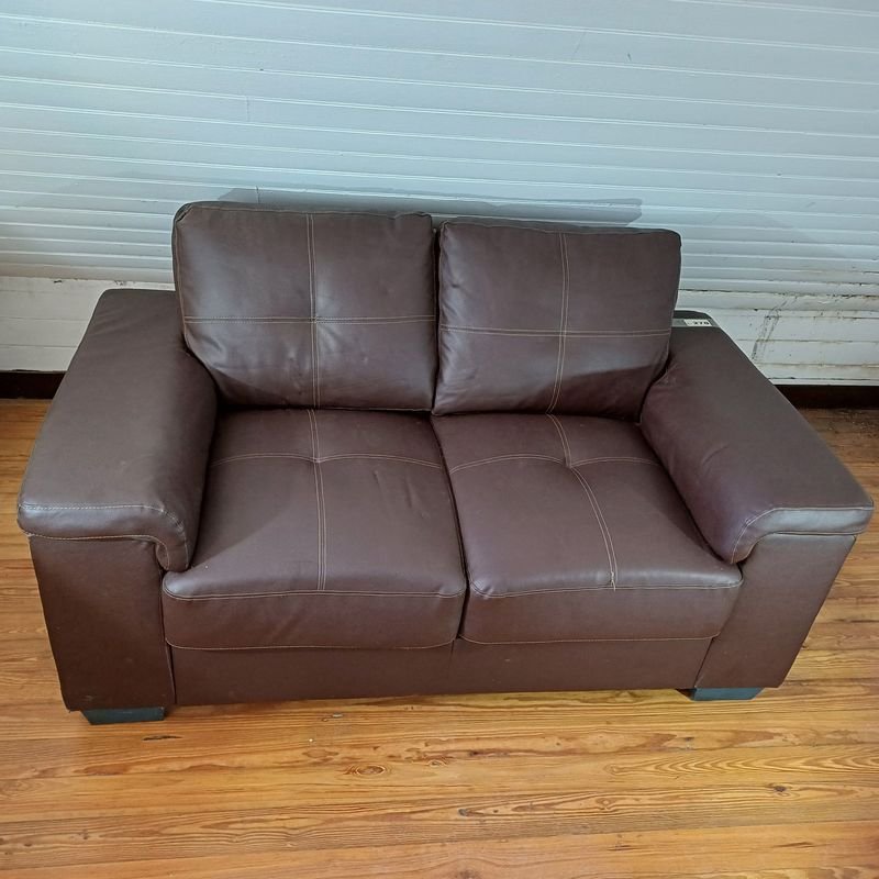 Lote siguiente: Sillón de 2 cuerpos en cuerina, cuero marrón