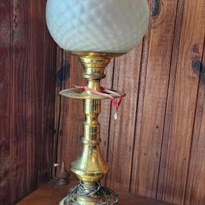 Lote siguiente: Lámpara de Mesa Antigua de Bronce con Tulipa Opalina
