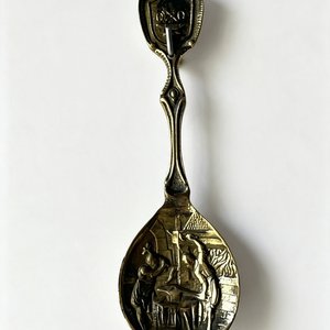 Cuchara Decorativa Antigua de Bronce con Grabados Religiosos - imagen 1