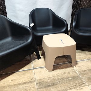 Juego de 3 Sillones Skarpo Negros y Mesa Auxiliar Beige de PVC para Exterior - imagen 3