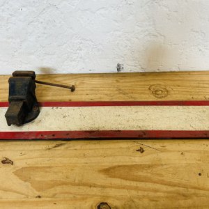 Lote #076 – Morsa de mesa con base de hierro - imagen 1