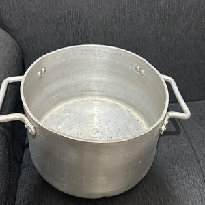 Lote siguiente: Olla Grande de Aluminio con Asas
