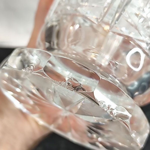 Gran florero de cristal tallado con detalles en la base - imagen 6