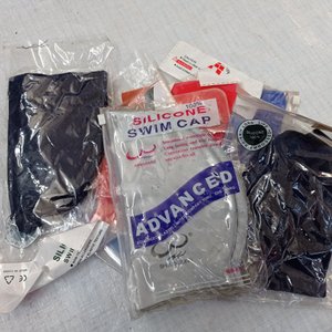 Más de 30 piezas: lentes para natación + conos gorras para natación + gomas para fabricar hondas. - imagen 4