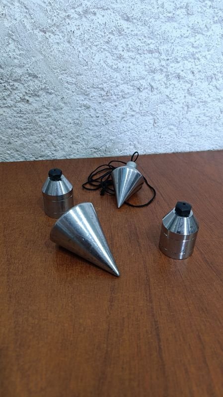 Plomadas metálicas con forma conical y tapas negras