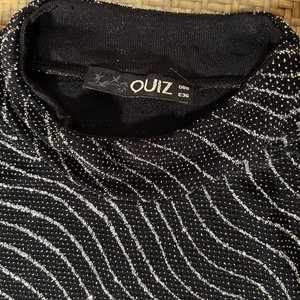 Blusa Negra con Brillos Plateados Talle S Marca Quiz - imagen 2