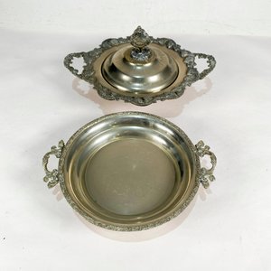 Lote siguiente: Dos Centros Metálicos Decorativos, Uno con Tapa