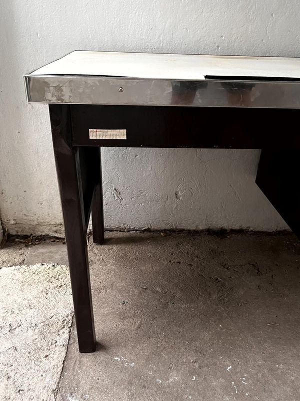 Antiguo Escritorio de Oficina en Estructura Metálica con Tres Cajones Laterales con Tiradores Metálicos - imagen 4