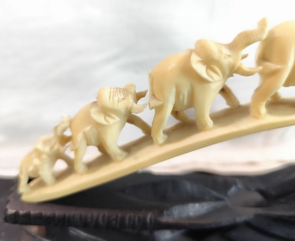 Puente de elefantes oriental en material símil marfil con base de madera - imagen 2