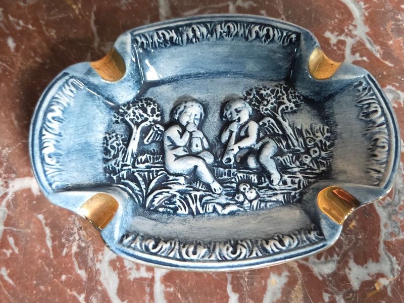 Cenicero de Porcelana Italiana Capodimonte con Querubines en Relieve