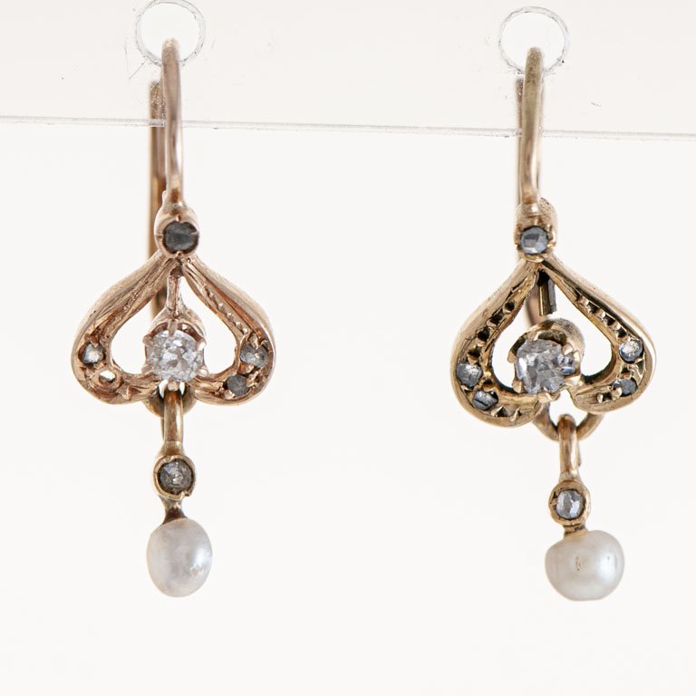 Lote siguiente: Pareja de pendientes de oro con diamantes y perlas