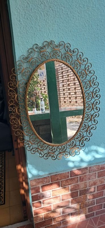 Lote siguiente: Espejo antiguo con marco de metal y pared de ladrillo