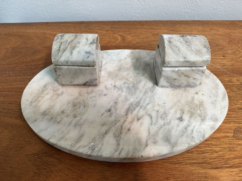 Lote siguiente: Tintero de mármol con objetos decorativos