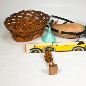 Lote de Adornos Vintage: Canasto de Mimbre, Cantimplora, Cuadro y Más - imagen 4