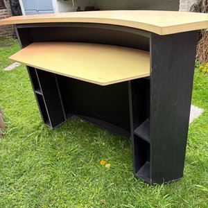Barra Curva Moderna Negra y Madera Clara - imagen 4