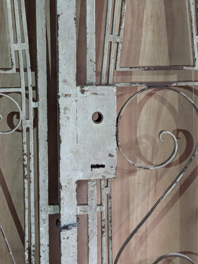 Puerta de hierro forjado con diseño en planchuela y cuadrados - imagen 5