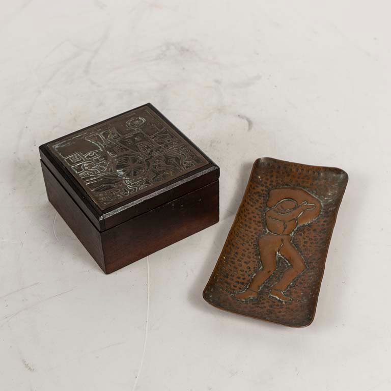 Cofre de Madera con Tapa de Cobre Repujado y Bandeja de Cobre Repujado