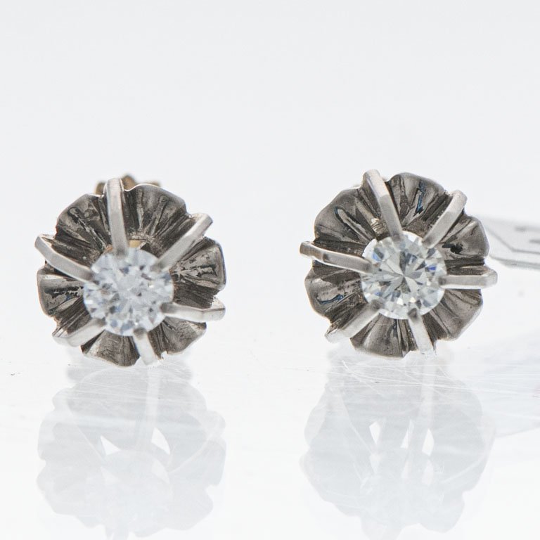 Lote siguiente: Pare de aretes de oro 18k con brillantes