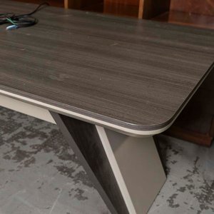 Mesa de Directorio Melamínica Oscura con Patas Angulares - imagen 2