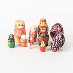 Lote siguiente: Conjunto de 3 Mamushkas Rusas y 2 Huevos Decorativos