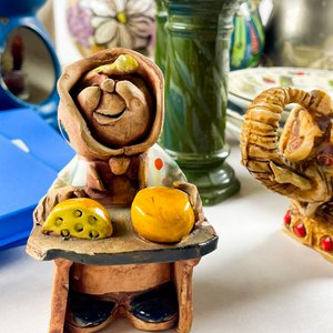 Lote Variado: Platos de Postre, Florero, Encendedor y Centro de Cerámica - imagen 3