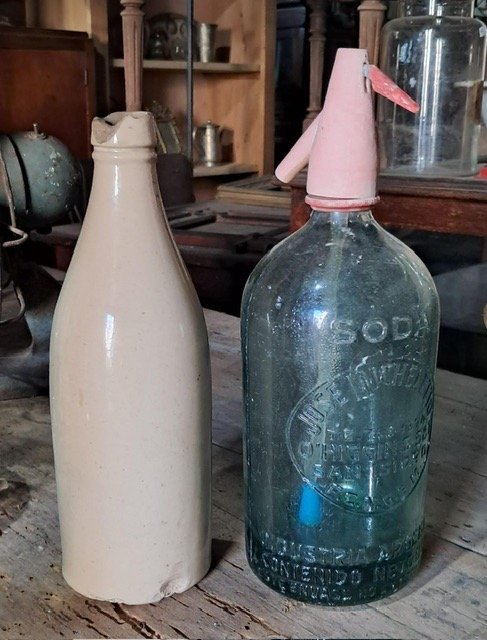 Lote siguiente: Botellas de cerveza y accesorios