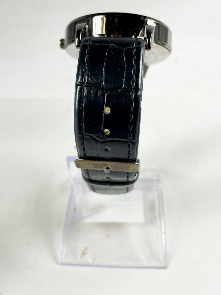 Reloj de pulsera con esfera negra y detalles en plata - imagen 3