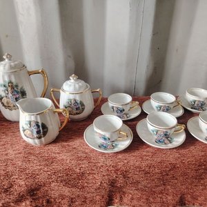 Juego de Café Vintage con Escenas Románticas y Bordes Dorados - imagen 2