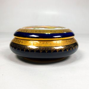 Alhajero de Porcelana Limoges Azul Cobalto con Dorado y Escena Romántica - imagen 4