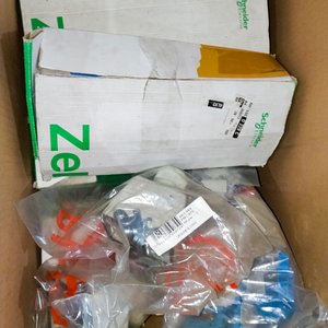 Caja con Bornes, Bobinas y Tomas Eléctricas Schneider Electric - imagen 3