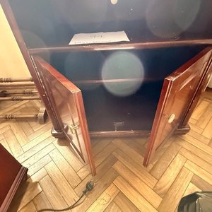Mueble de madera para TV con puertas y estantes - imagen 2