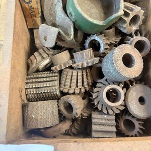 Lote de Fresas y Piezas para Máquina de Zapatería en Cajón de Madera - imagen 2