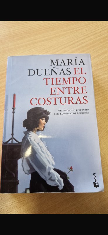Lote siguiente: Libro: La vida entre costuras de María Dueñas