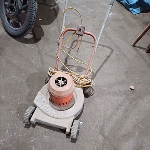 Lote siguiente: Cortadora de Césped Eléctrica Ganím Antigua