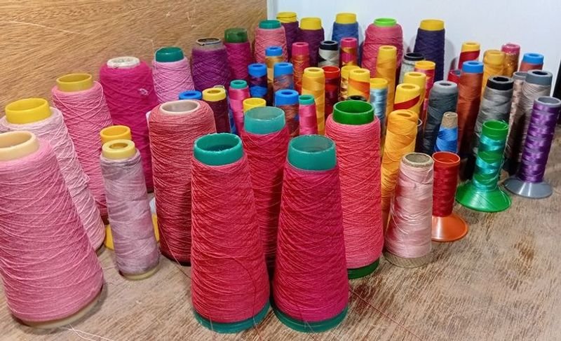 Gran lote de bobinas de hilos de coser - imagen 4