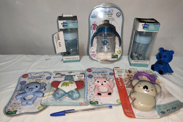 Lote de Artículos para Bebé: Mamaderas, Mordillos y Juguetes