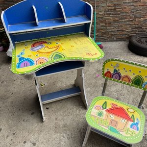 Lote siguiente: Pupitre Infantil con Silla, Diseño Divertido y Educativo