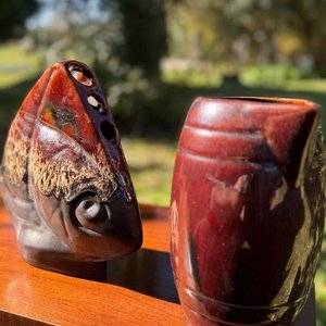 dos piezas decorativas en ceramica esmaltada (porta velas en forma de pez y jarra con forma de barril de roble) - imagen 2
