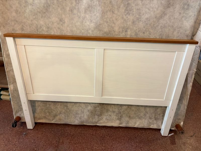 Respaldo de cama blanca con marco de madera - imagen 2