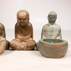 Set de 3 Candelabros de Cerámica con Figuras de Budas Sentados - imagen 3