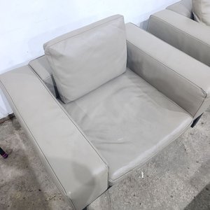 Sillón de Estilo Contemporáneo "Camerich USA" en Cuero Gris con Base de Madera Maciza - imagen 3