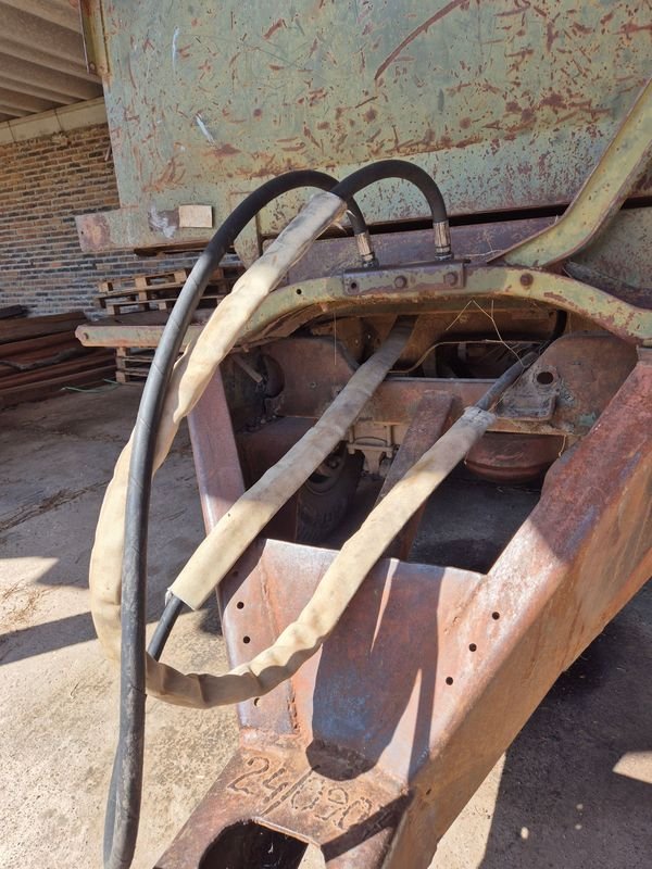 Grúa de construcción en mal estado - imagen 13