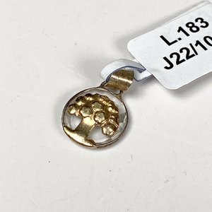 Dos Colgantes de Plata con Diseños Distintivos - imagen 4