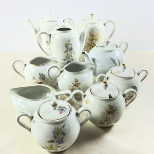 Lote siguiente: Conjunto de 10 Piezas de Porcelana OLMOS Industria Uruguaya: Teteras, Cafeteras y Azucareros