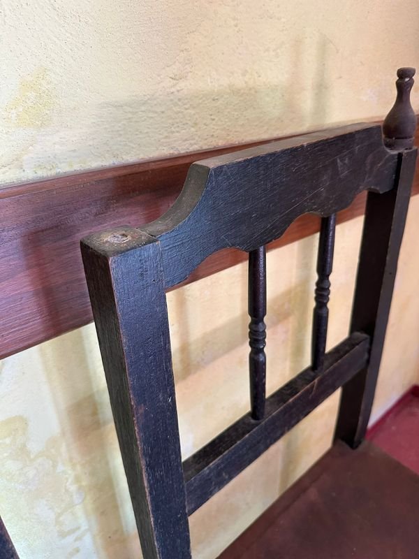 Sillas de madera antigua con detalles en tela - imagen 4