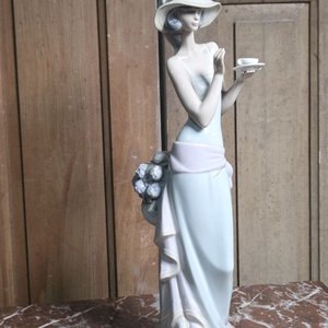 Lote anterior: Figura de Porcelana Lladro Dama con Taza de Té, Altura 38 cm